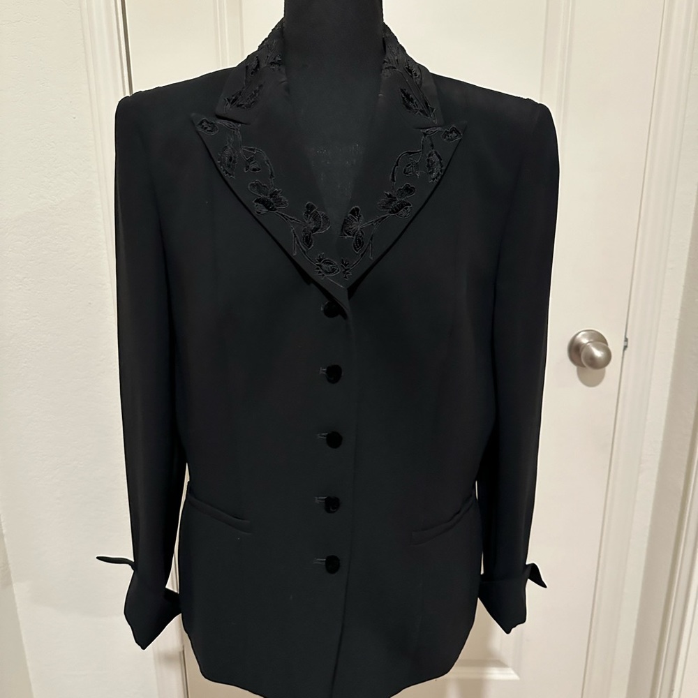 Kasper women’s embroidery design black blazer in size 14